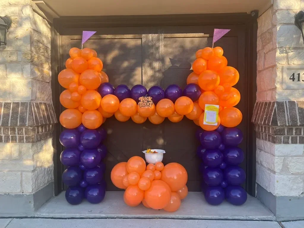 Balloon Arch in halloween colors covering the garage door